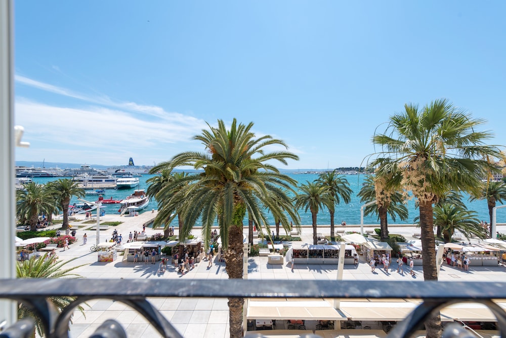 Palms Promenade Luxury Rooms 25/37
