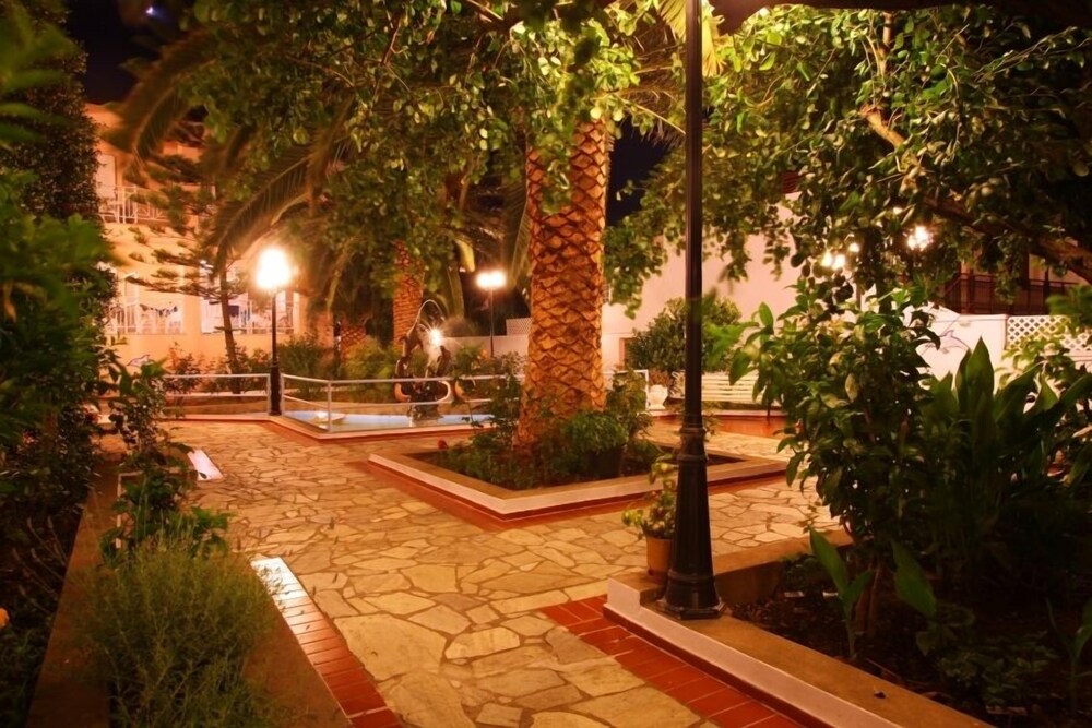 Dolphin Hotel 41/49