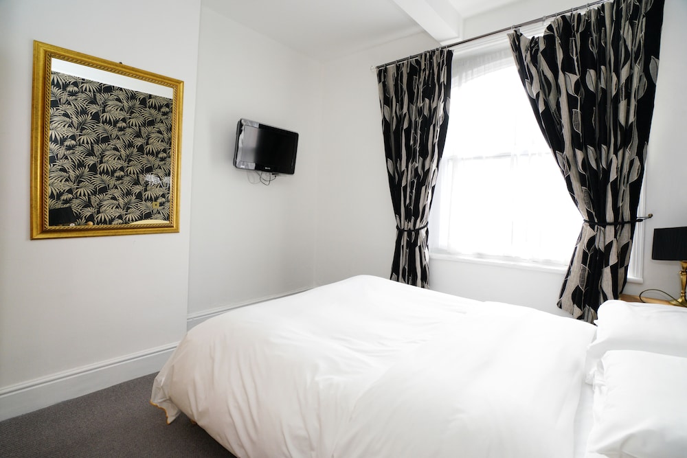 Three Queens Hotel 27/50