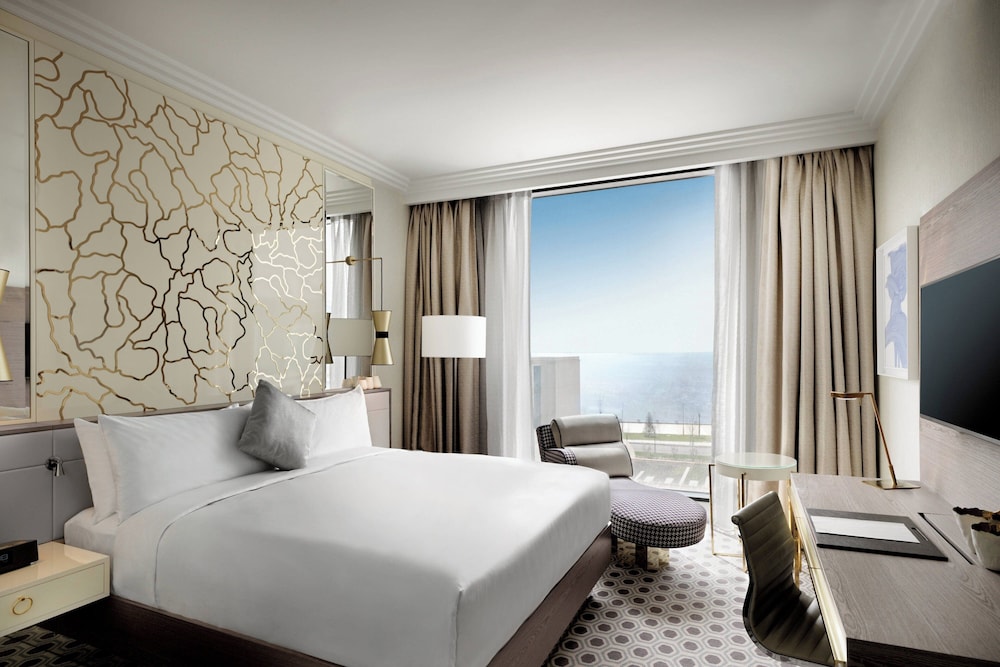 EXECUTIVE, KING BED