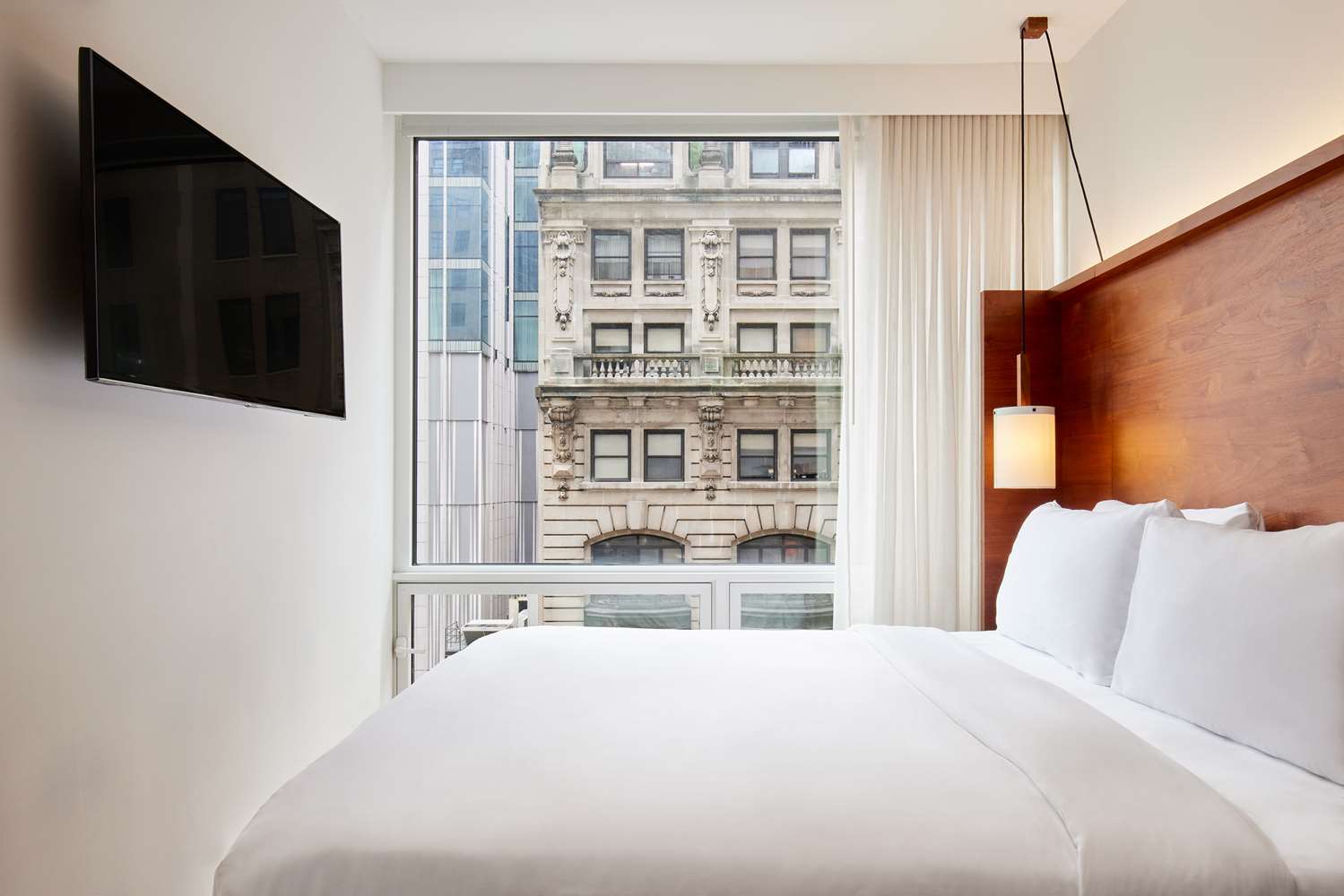 Room, Queen Bed, Street View