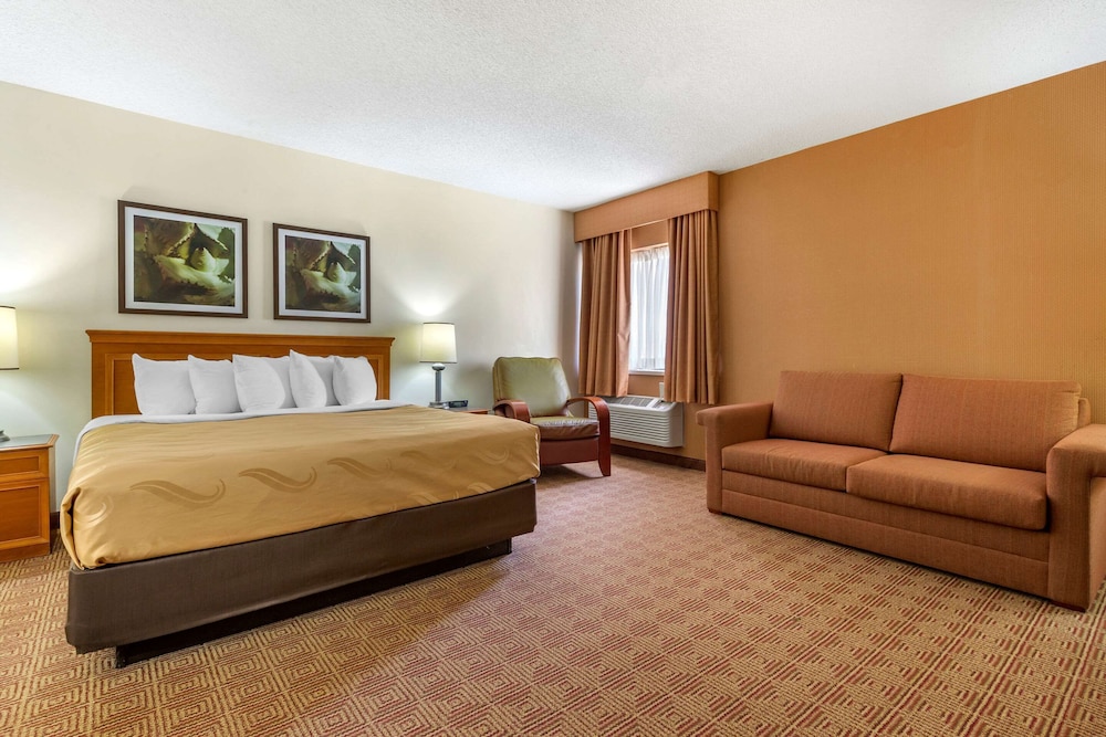 غرفة بسرير كينج مع أريكة، Quality Inn & Suites Raleigh Durham Airport 6/9