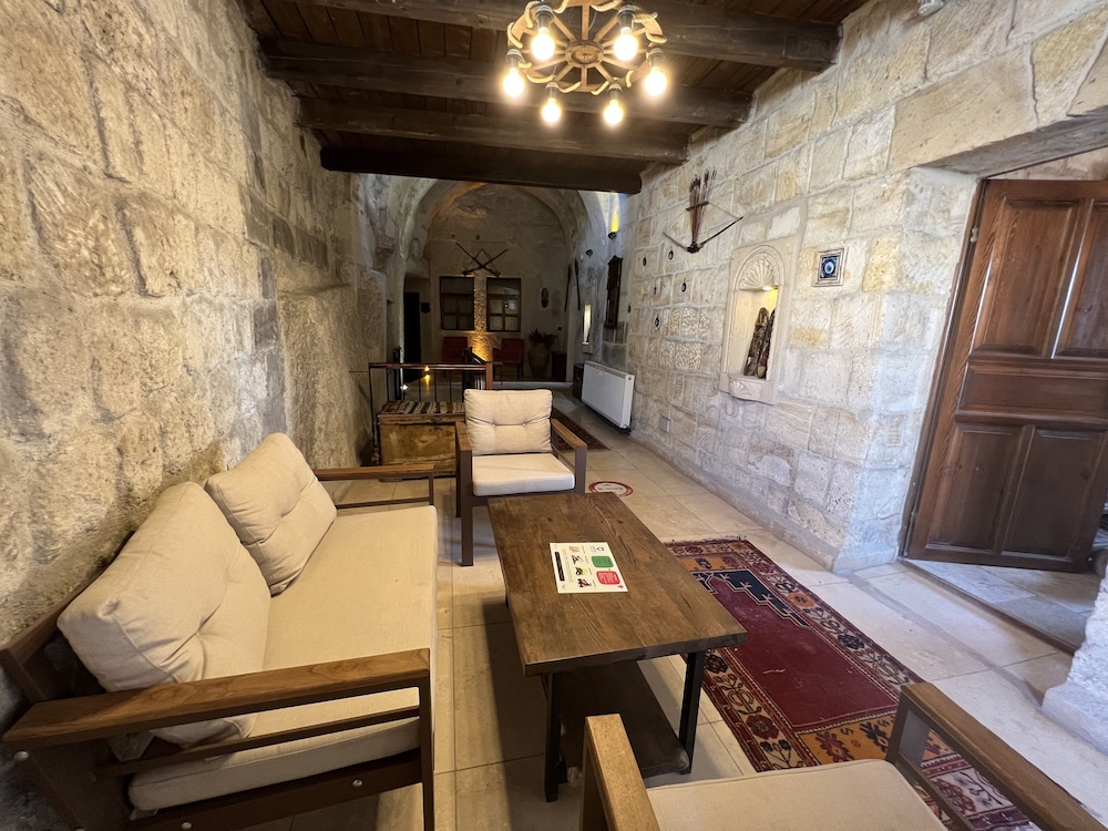 CASTLE CAVE HOUSE 30/50