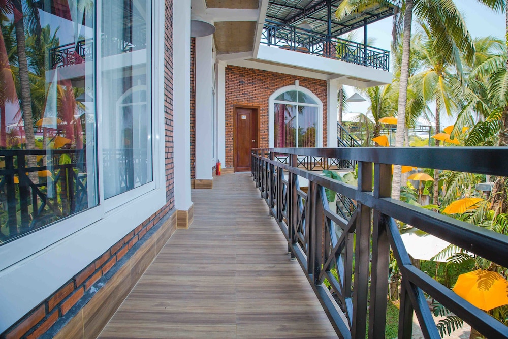 The Coconut House 9/50