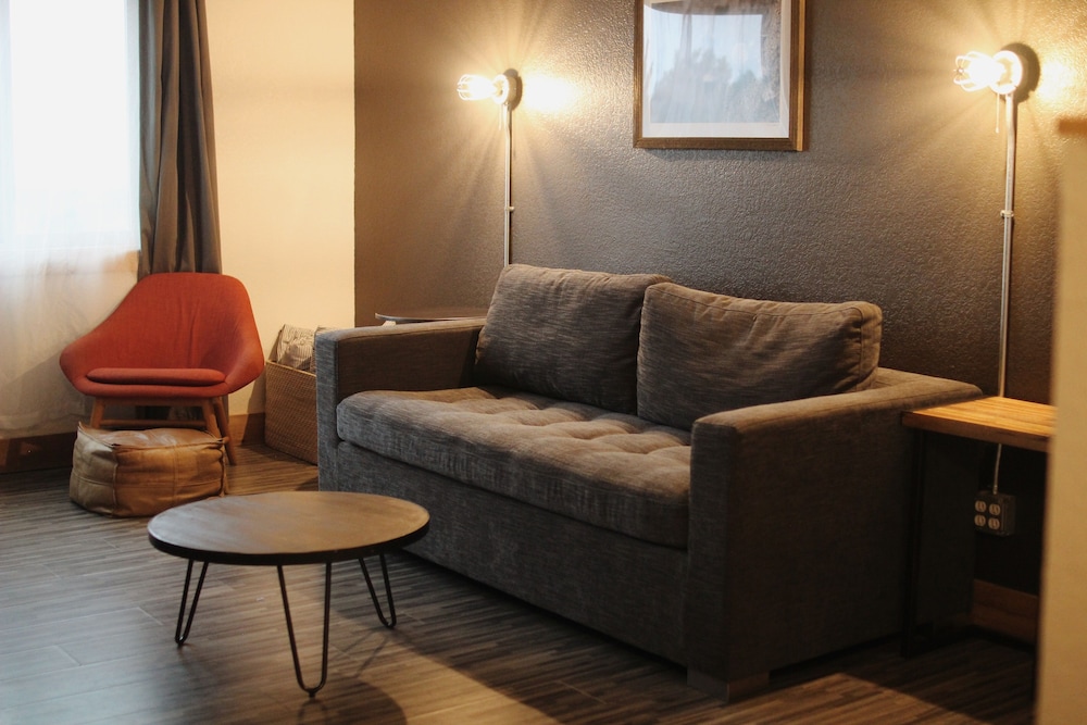 Adrift Hotel 30/50
