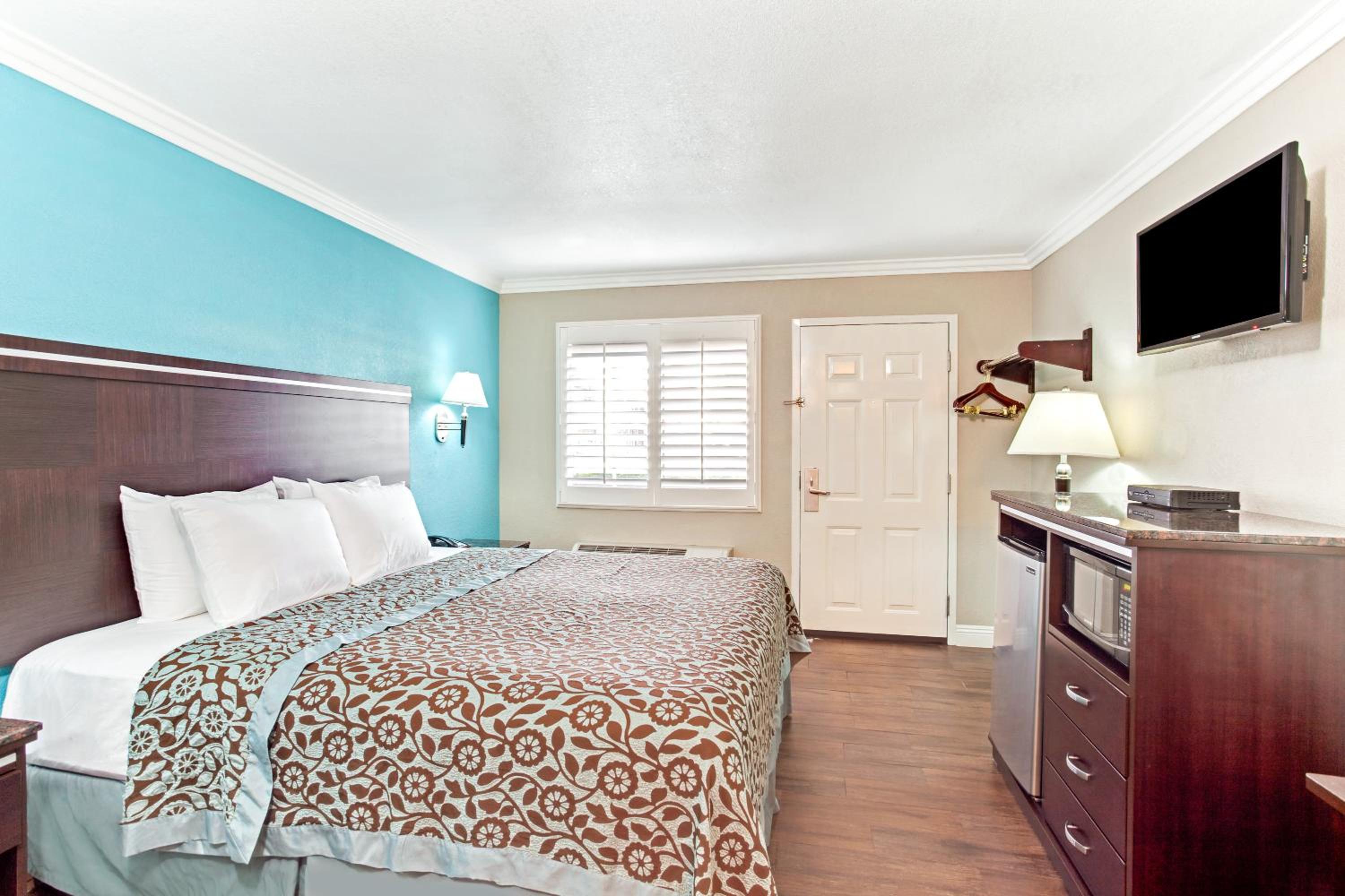 ROOM, KING BED