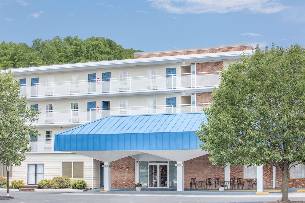 Howard Johnson by Wyndham Staunton 1/34