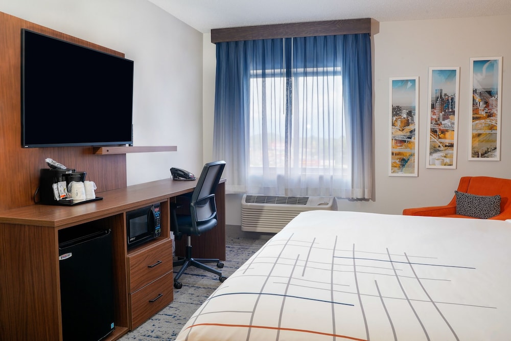 La Quinta Inn & Suites by Wyndham Nashville Airport 23/63