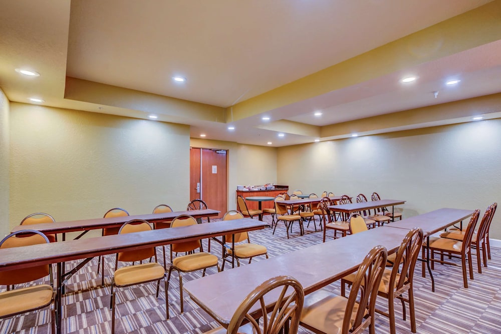 Microtel Inn Suites By Wyndham Zephyrhills 40/48