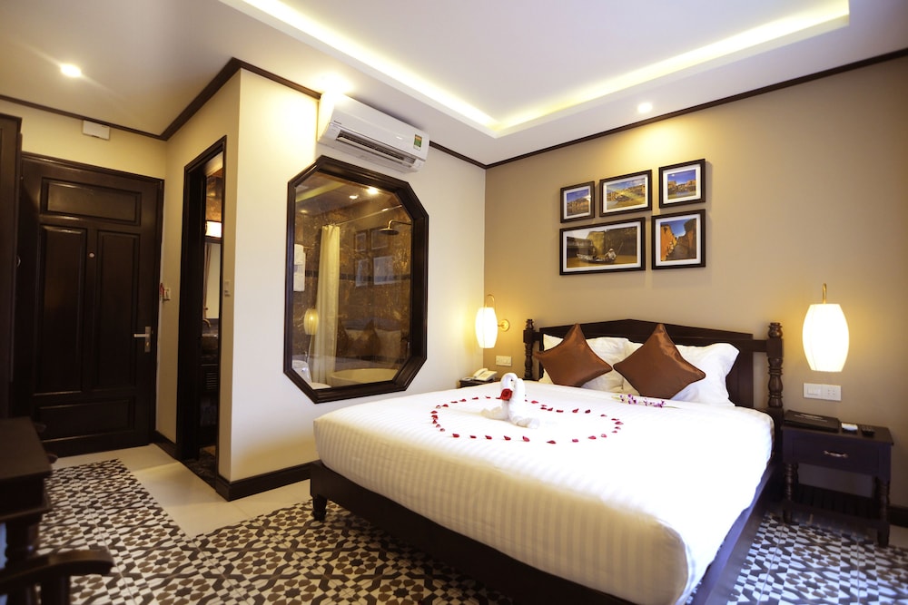 Golden Bell Backpacker Hotel and Pool Bar 24/59