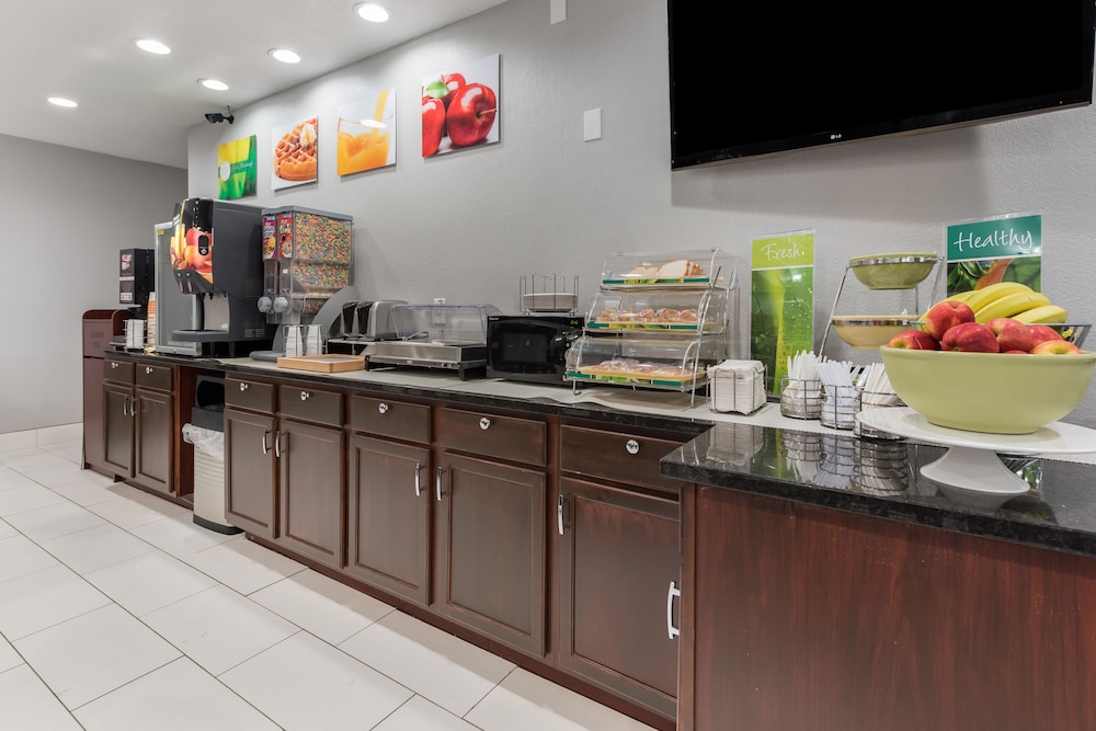 Quality Inn & Suites Cincinnati Uptown Norwood 38/45