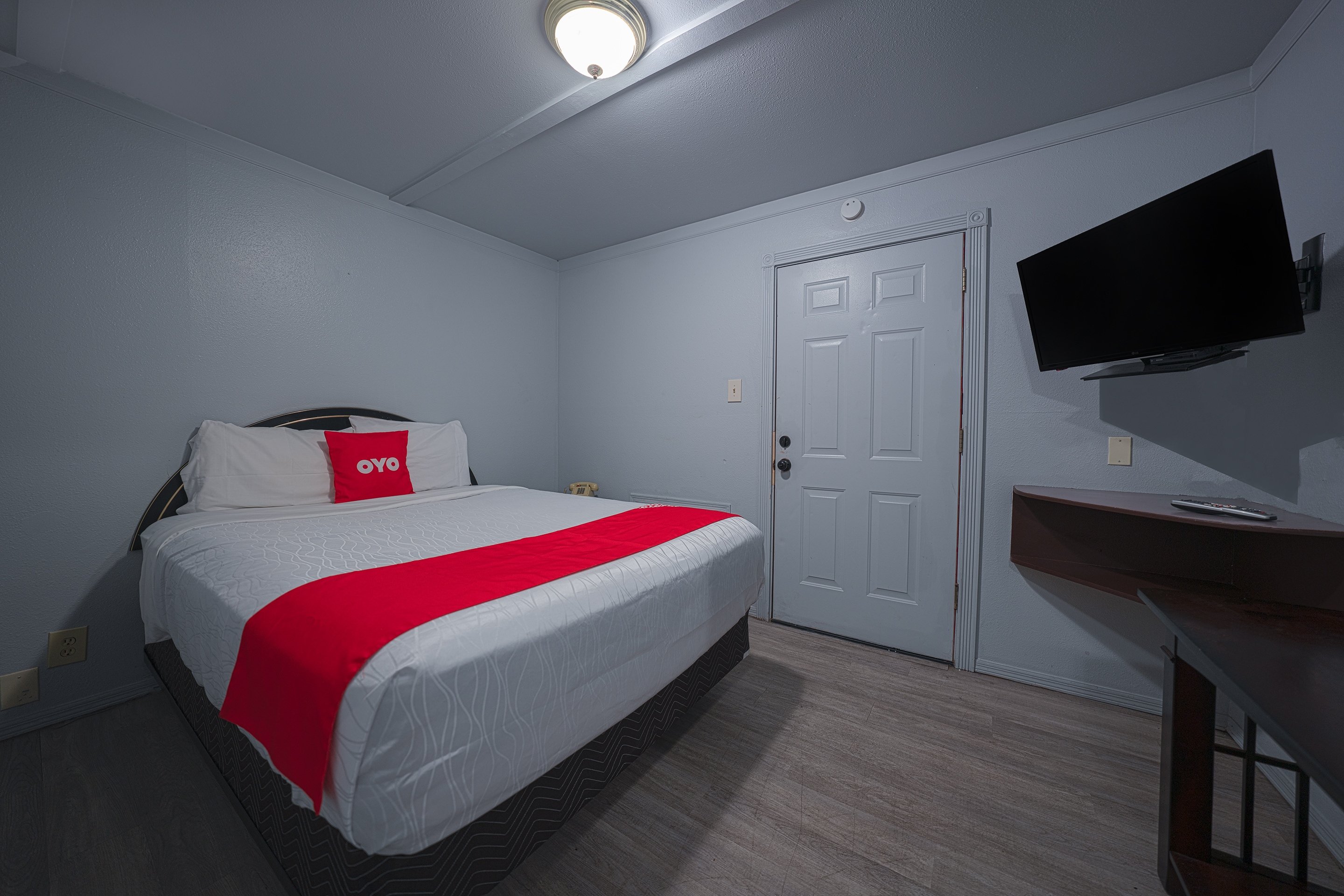 Full Bed، OYO Hotel Portland OR near Airport 2/5