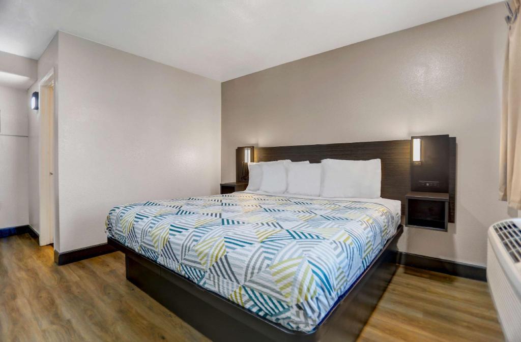 غرفة بسرير كينج، Motel6 San Bernardino, CA - North 5/10