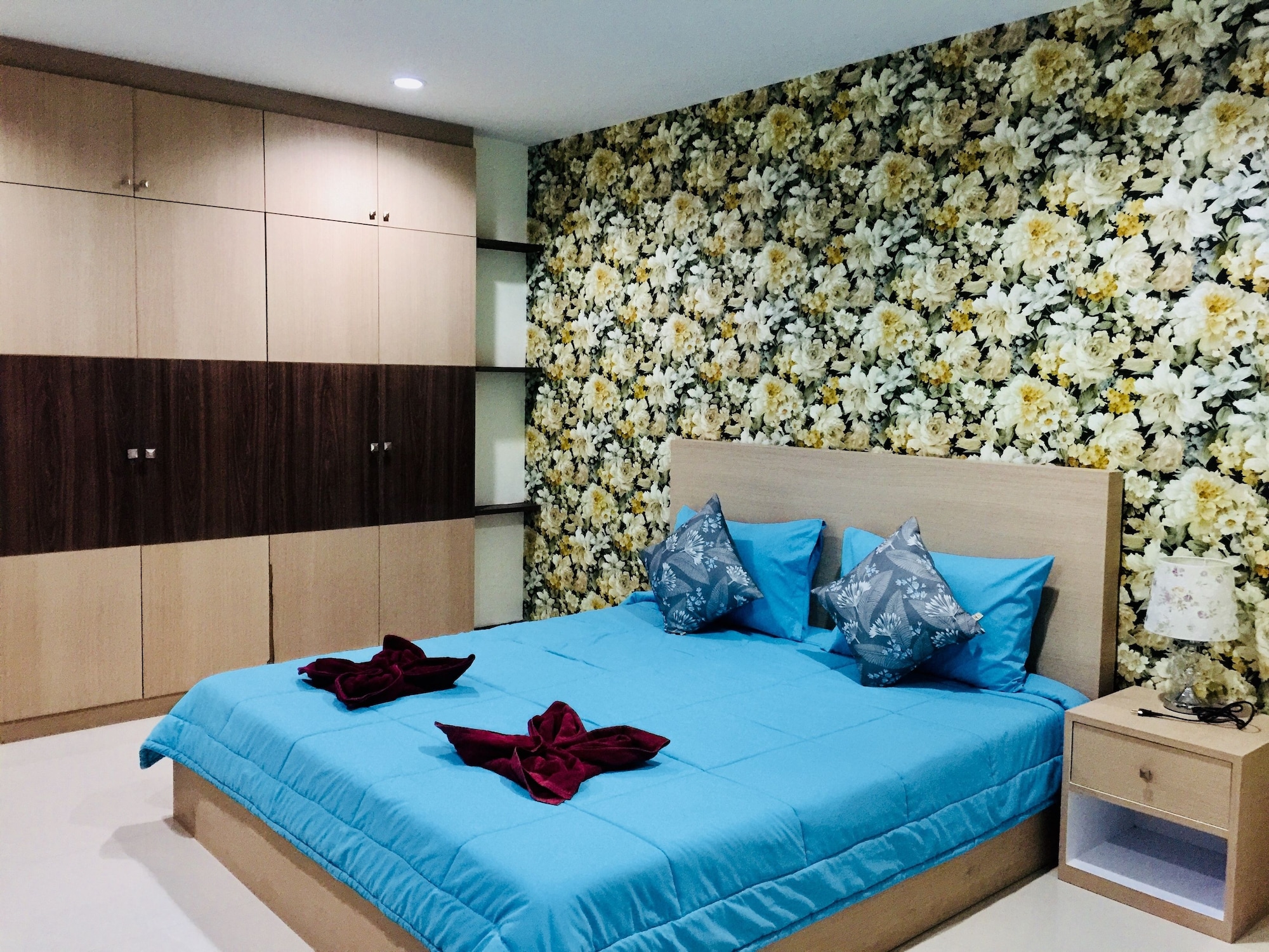DELUXE, KING BED