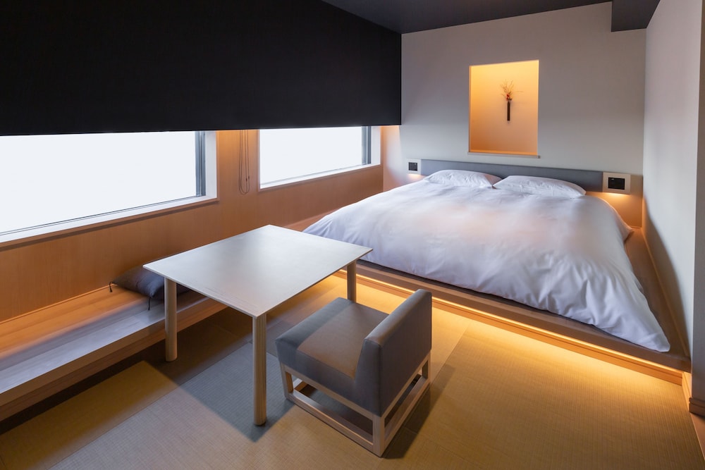 ROOM, DOUBLE BED