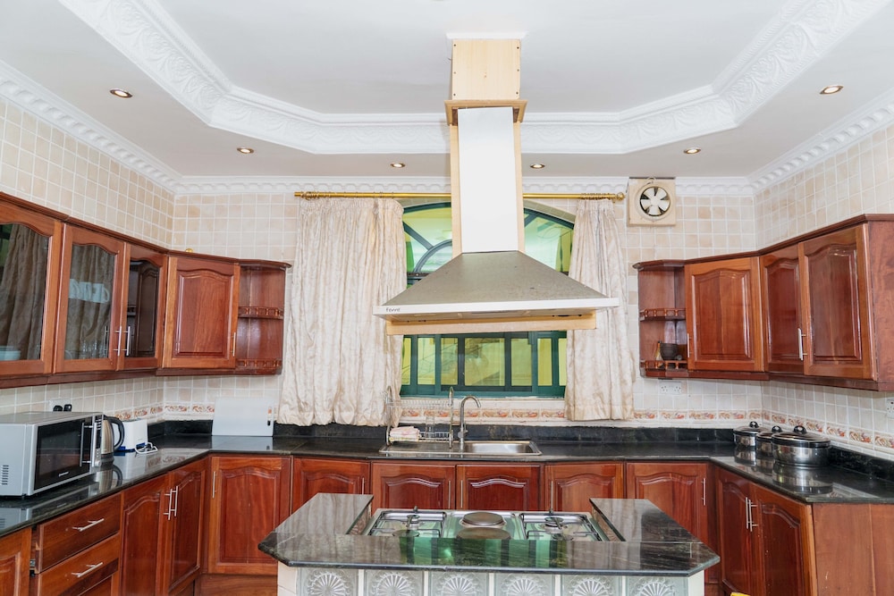 Luxury 2-Bdrm Apartment In Oysterbay 10/50