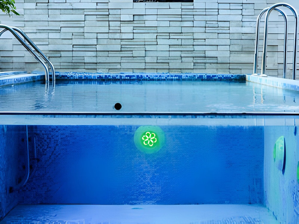 swimming pool spa