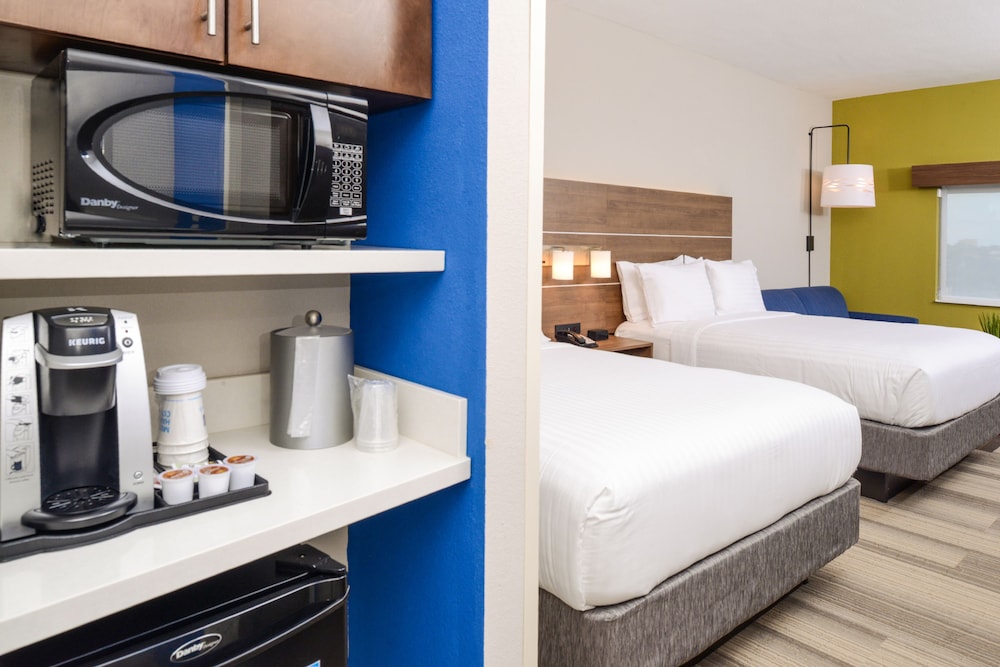 Holiday Inn Express Suites St Petersburg Seminole Area 35/74