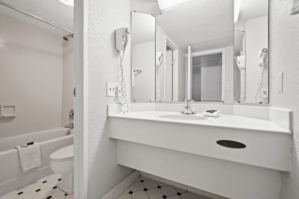 1 Bedroom, Suite, King Bed, La Quinta Inn by Wyndham Costa Mesa / Newport Beach 10/10