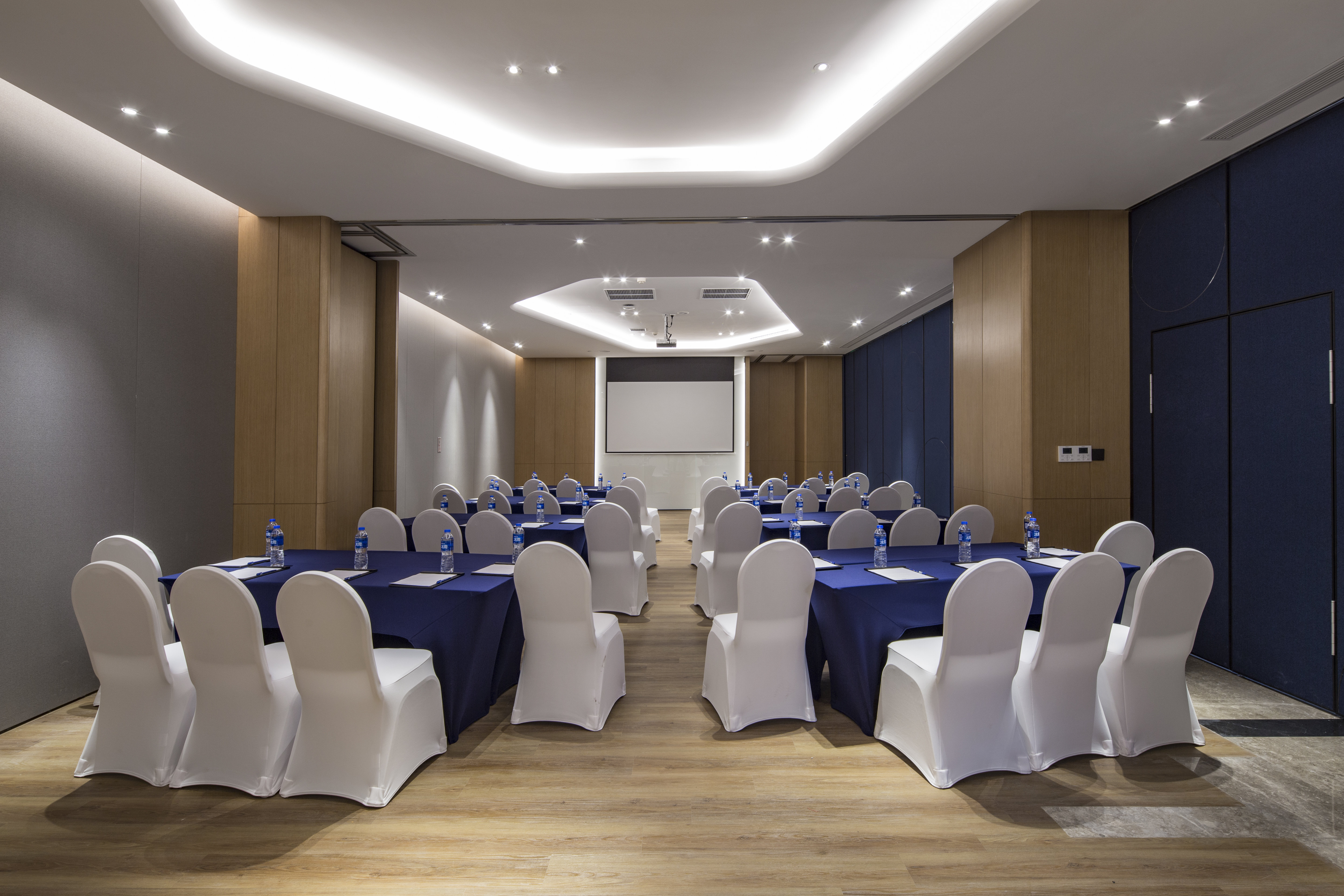 Holiday Inn Express Shanghai Kangqiao 27/33