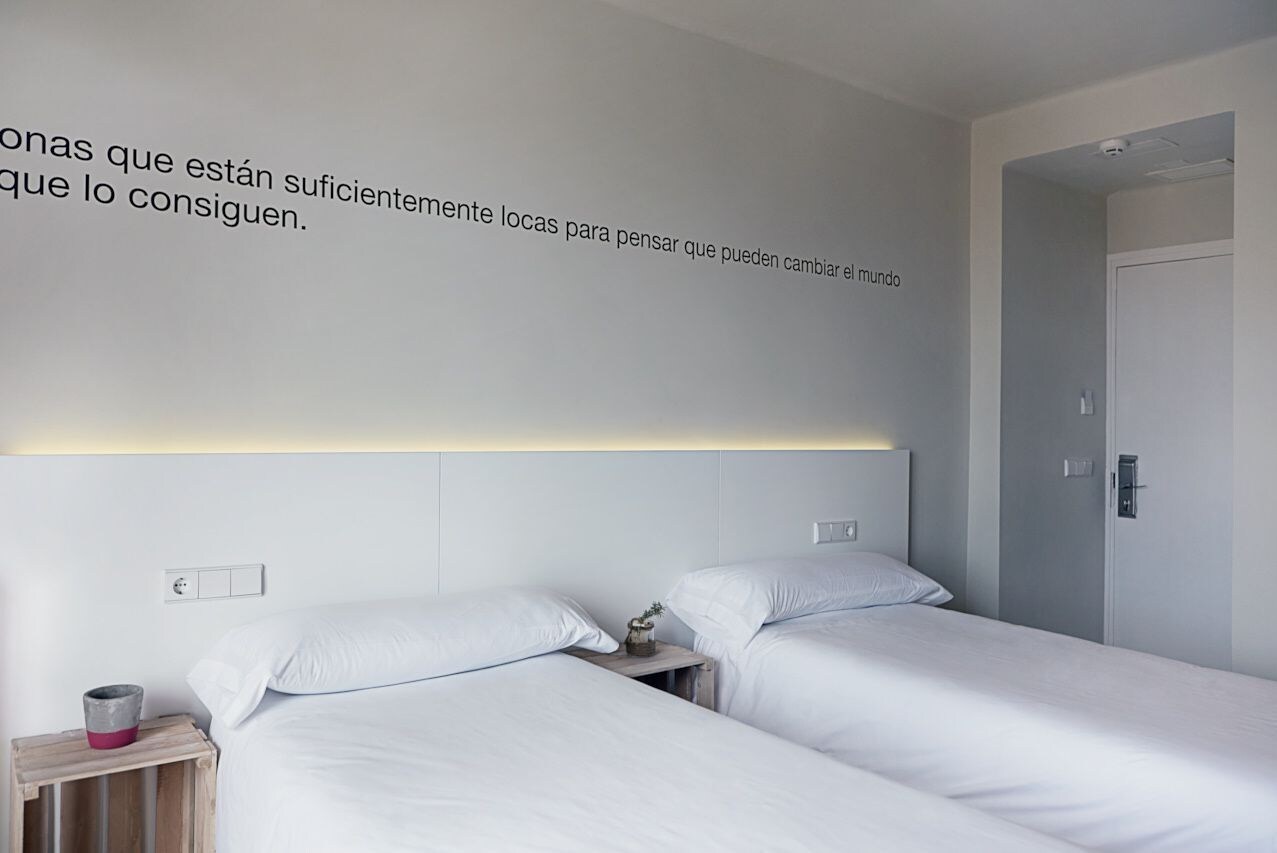 ROOM, DOUBLE BED