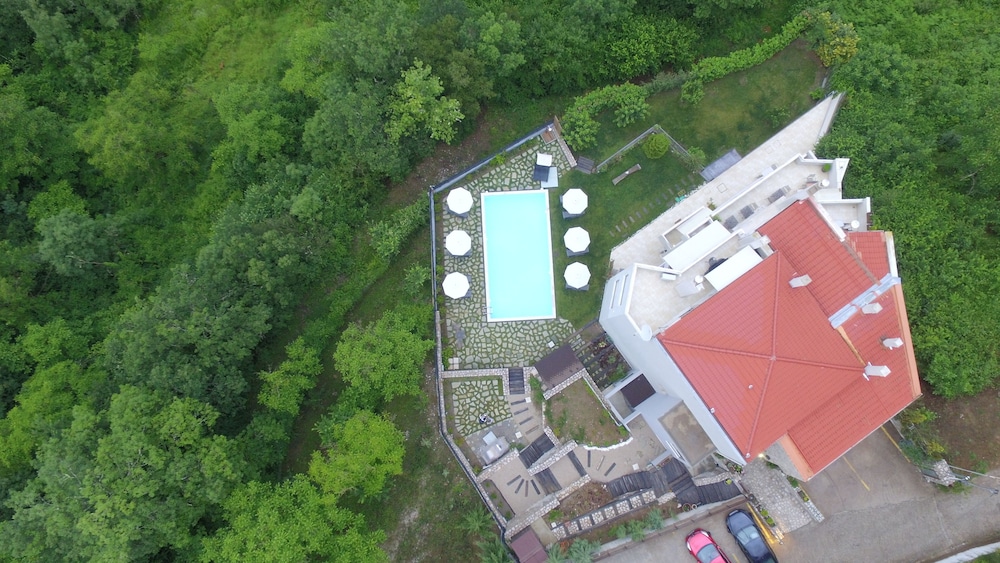 Forest Suites Boutique Hotel 72/79