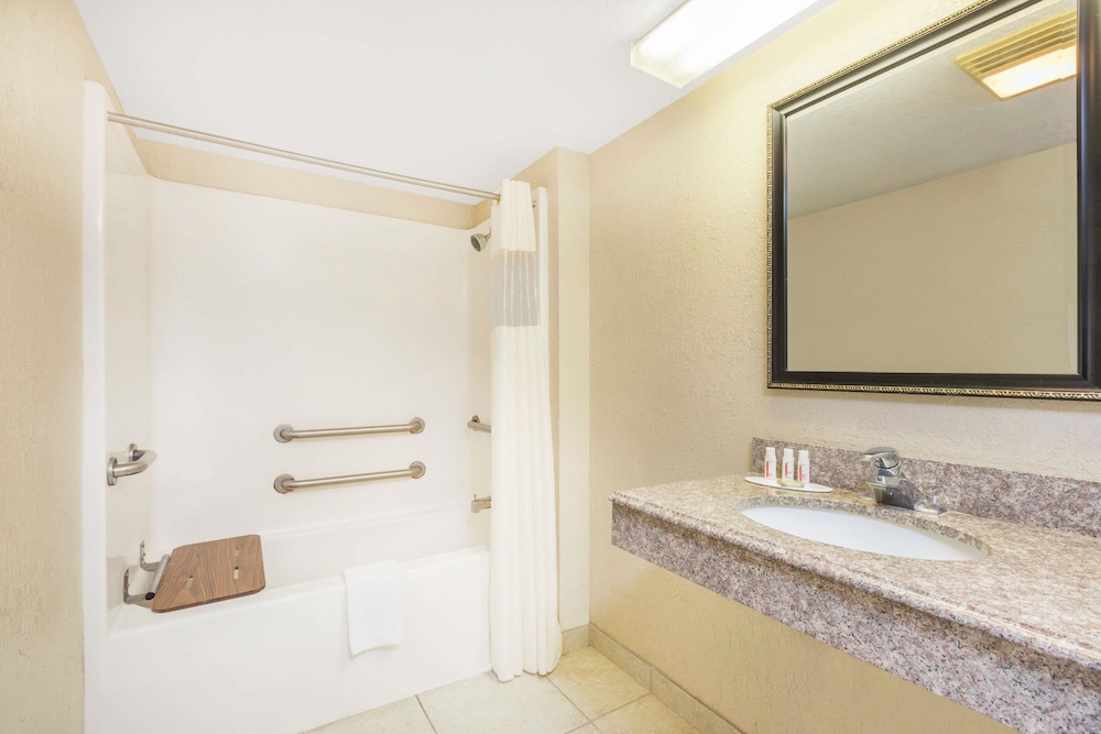 Super 8 By Wyndham San Antonio At I-10 12/25