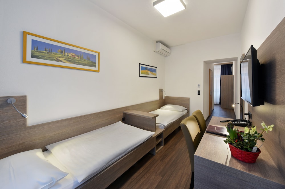 Lucia Hotel 15/46