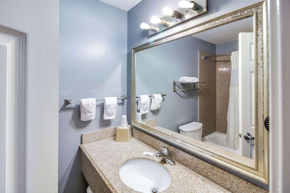غرفة قياسية بسريرين كوين للمدخنين، Rodeway Inn & Suites Port Arthur - Groves 3/3