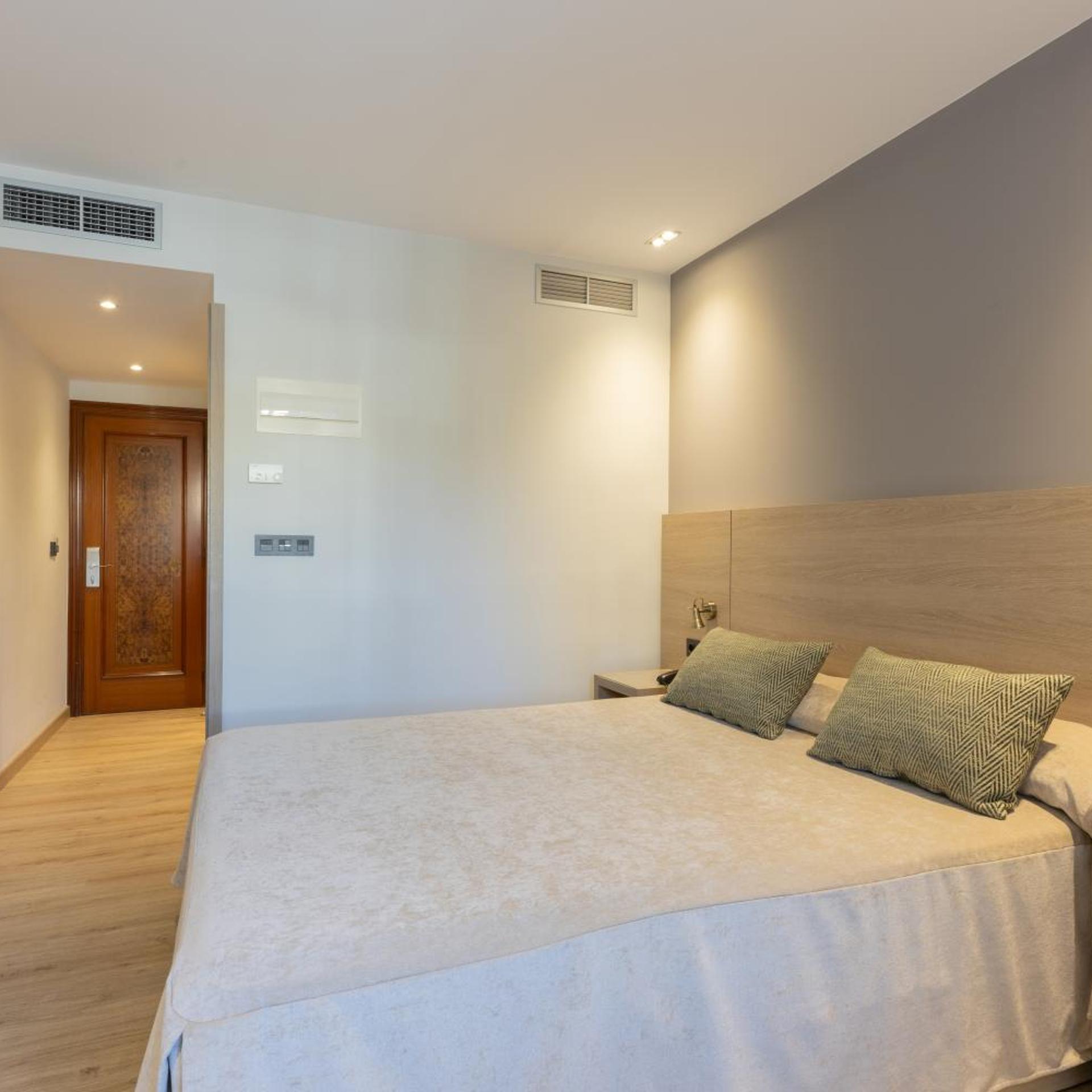 Standard, Queen Bed, Casanova 5/9