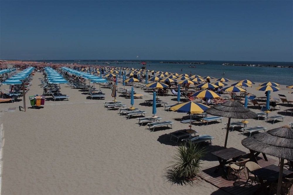 Grand Hotel Azzurra Club 24/30