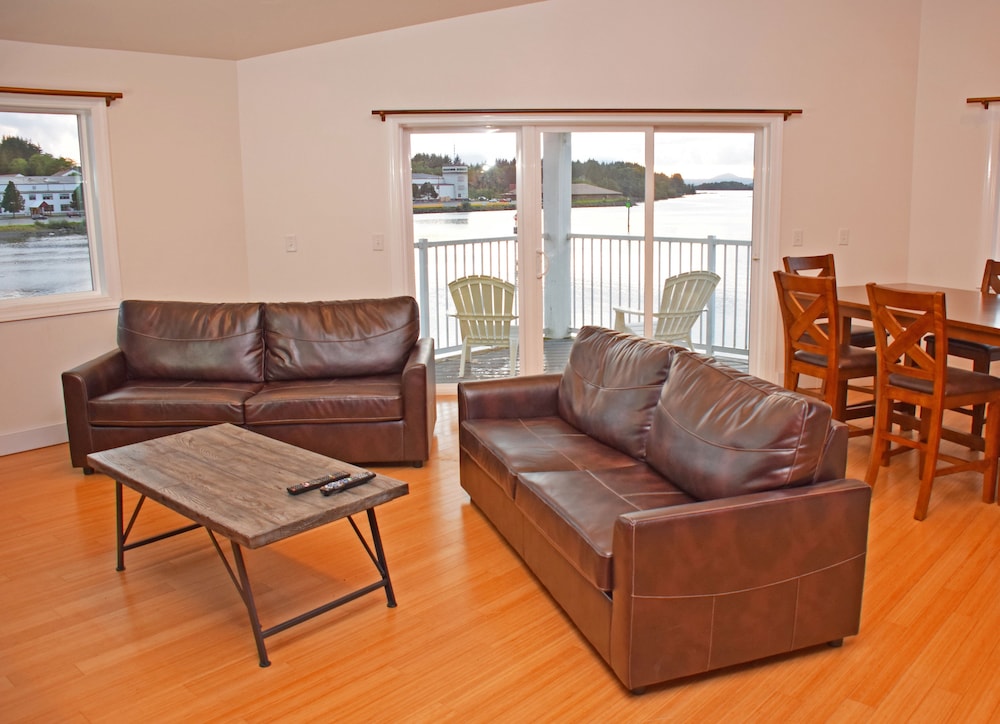 Longliner Lodge and Suites 29/41