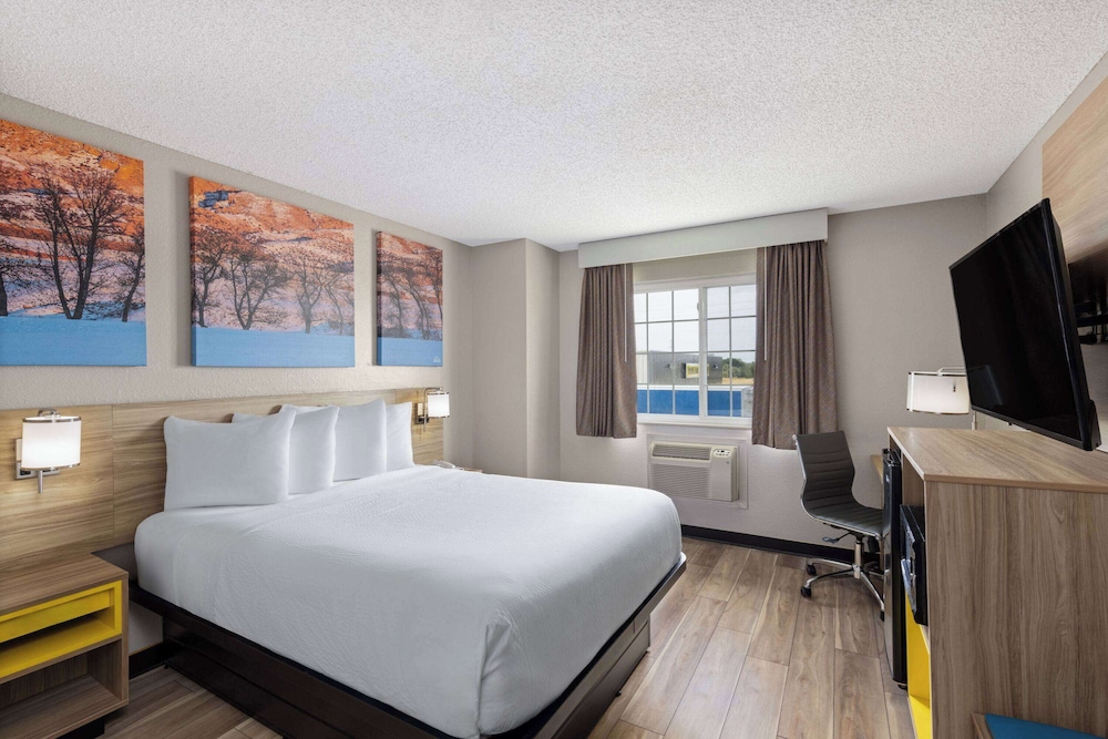 Mini, Queen Bed, No Elevator