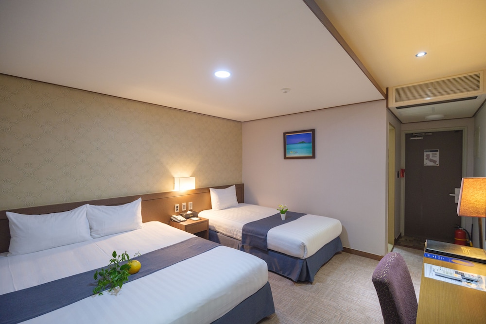 PREMIER, TWIN BEDS, OCEAN VIEW