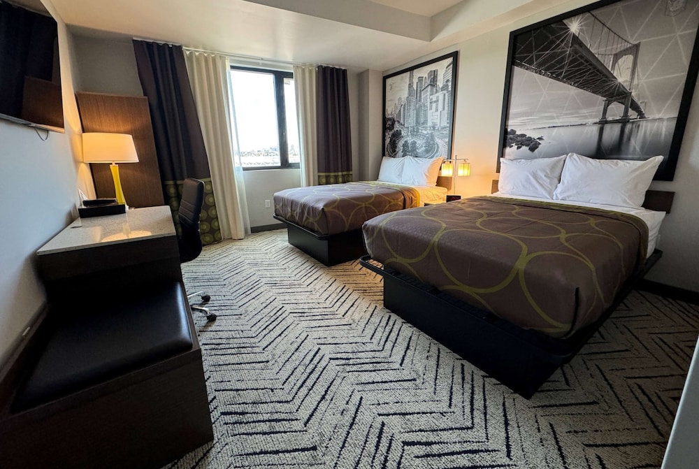 Super 8 by Wyndham Bronx Near Stadium 17/40