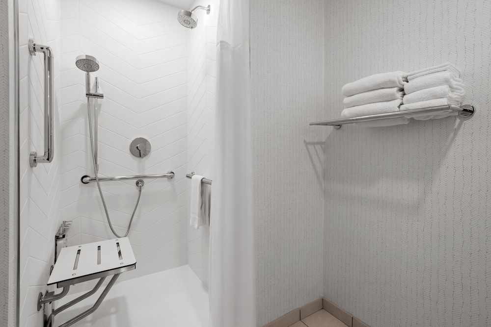 Standard, King Bed, Accessible, Holiday Inn South Kingstown (Newport Area) 10/10