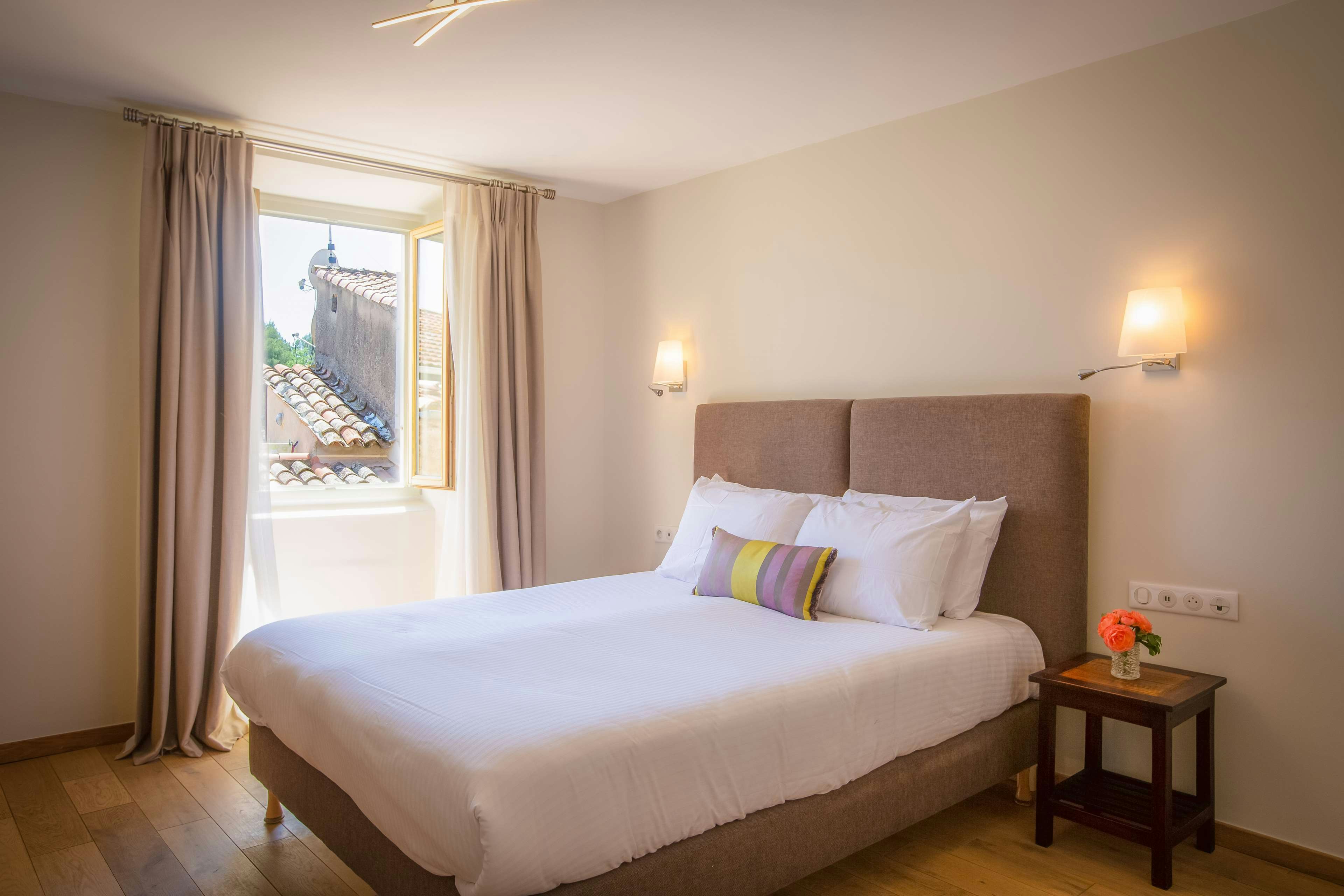 HOTEL LES ARMOIRIES 18/66
