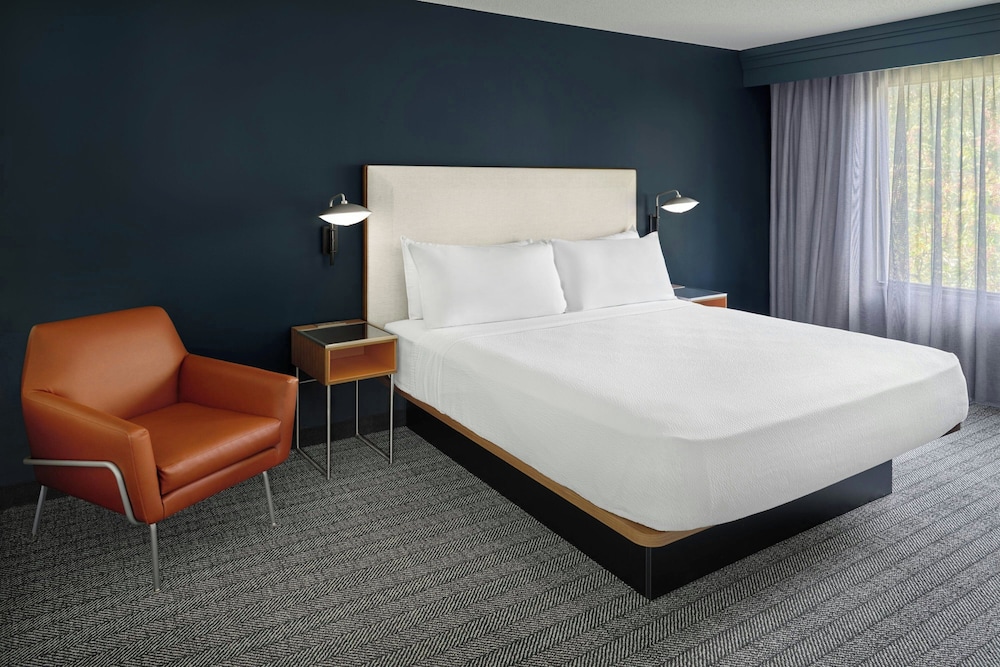 جناح ركني بسرير كينج بغرفة نوم واحدة مع أريكة، Courtyard by Marriott Kansas City Shawnee 2/5