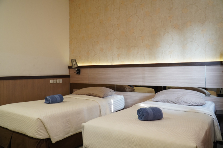 PARIS DAY HOTEL 7/11