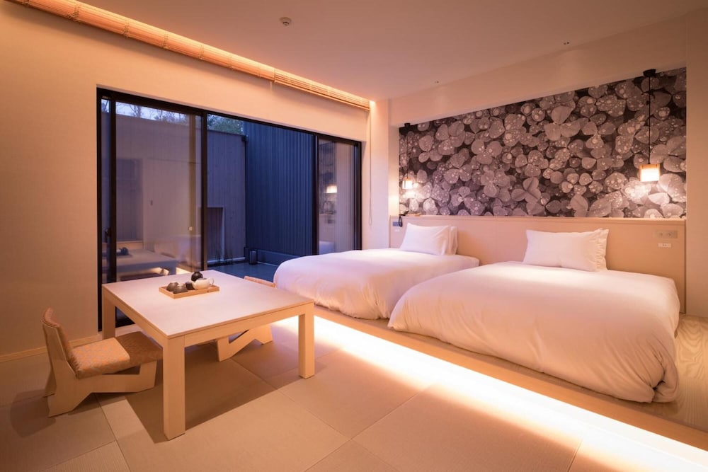 DELUXE, TWIN BEDS, TERRACE