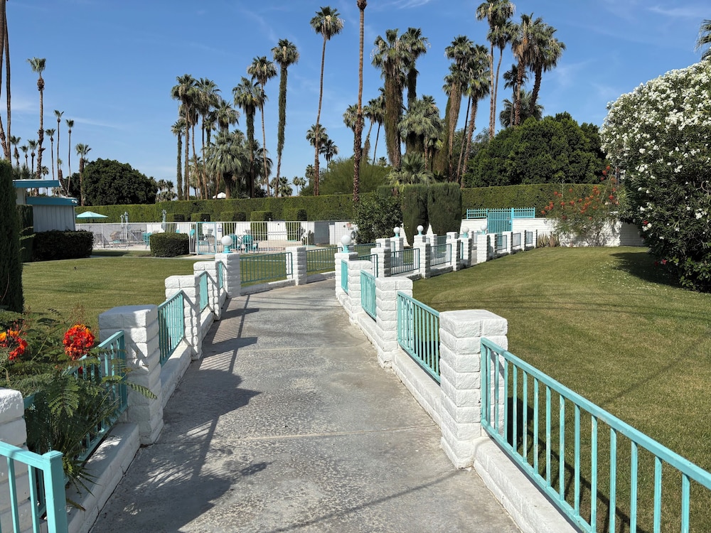 The Villas of Palm Springs 43/50