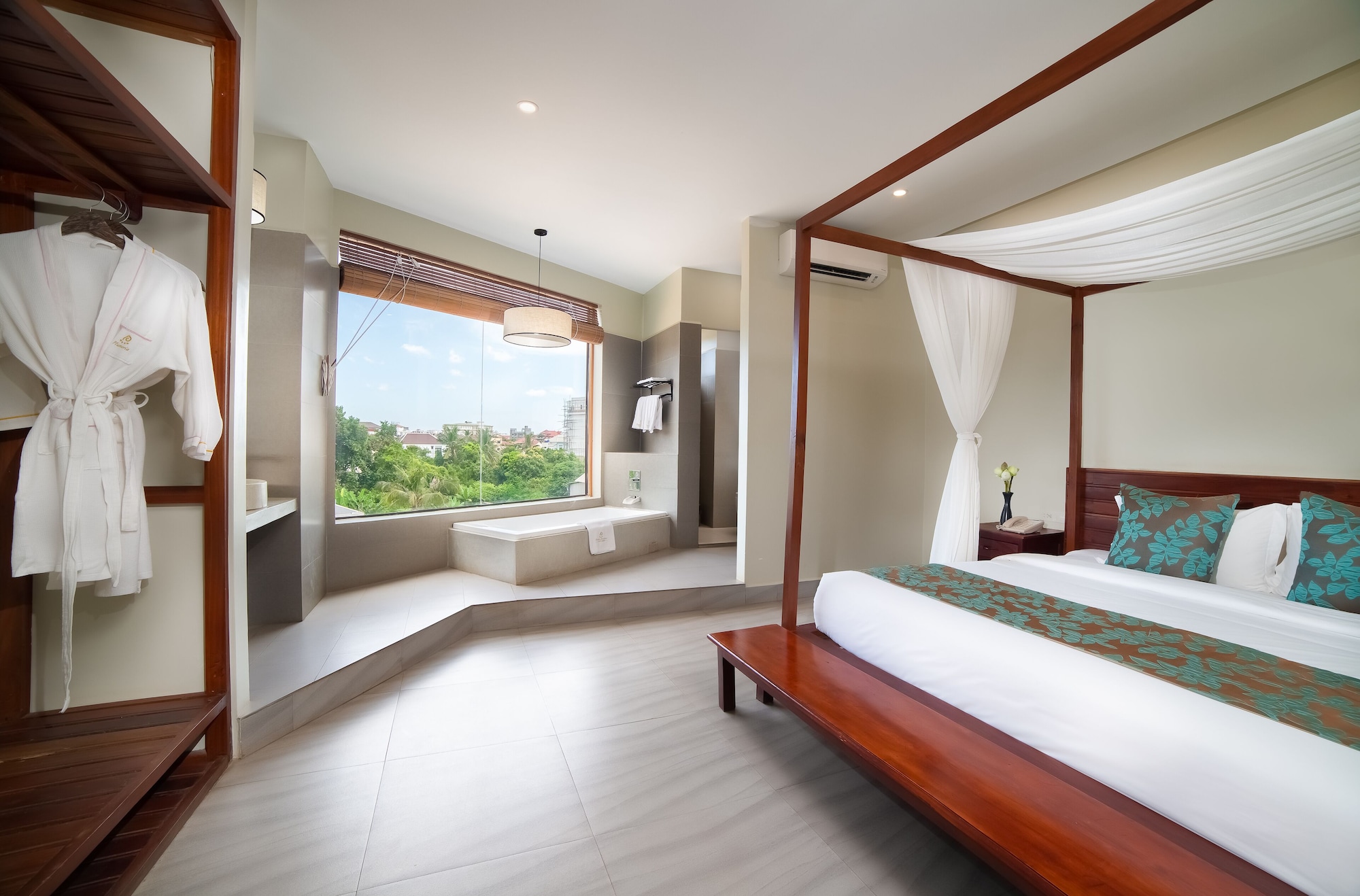 SUITE, KING BED