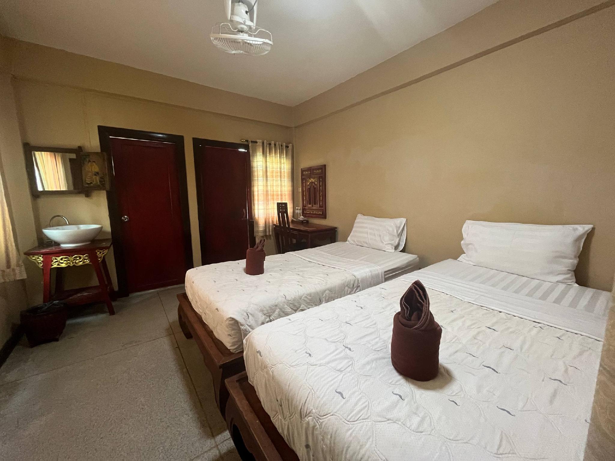 Room, Twin Beds, with Fan