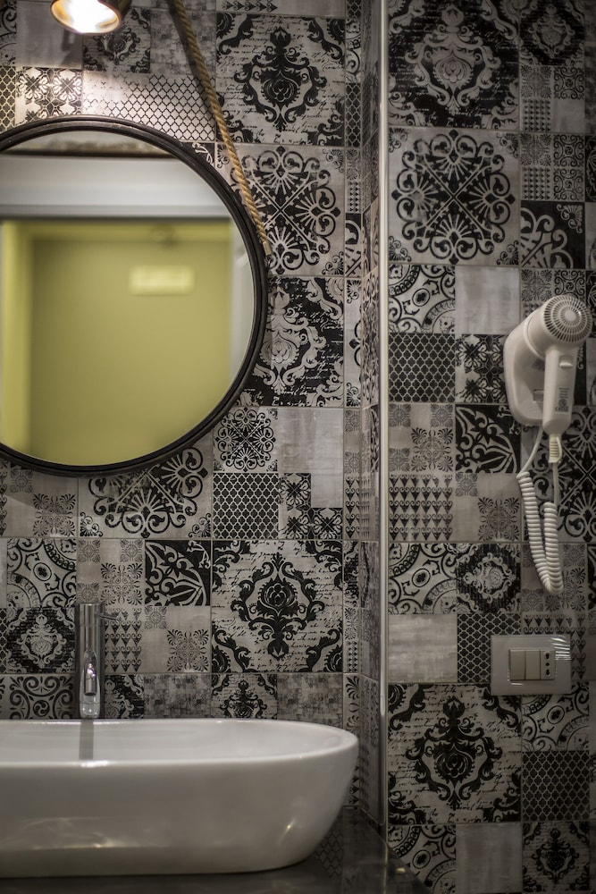 Trevi Contemporary Suite 40/42