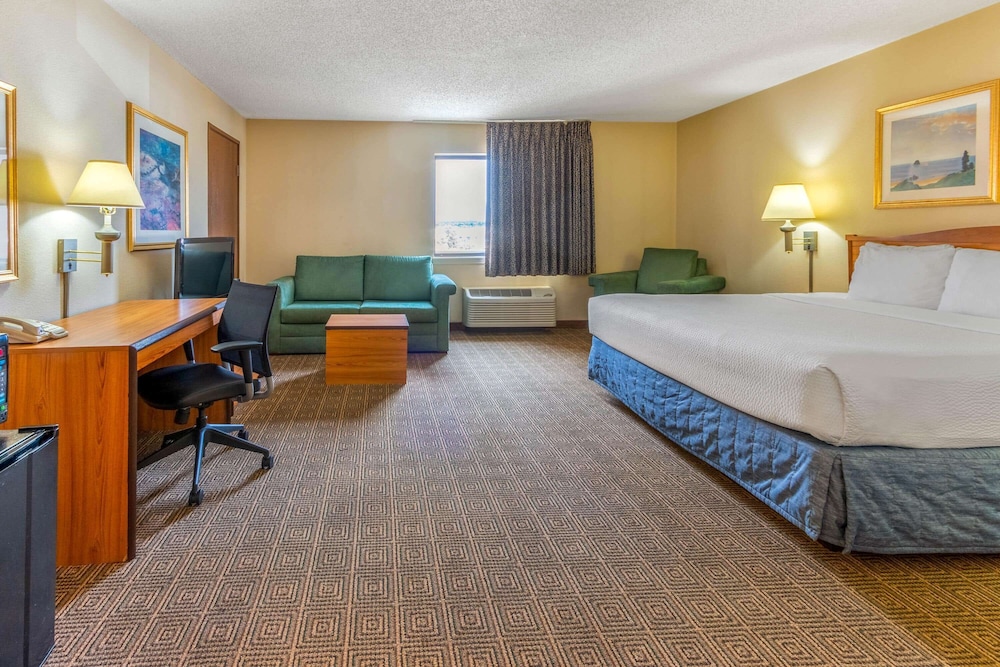 Deluxe, Executive, King Bed, Pool or Mountain View