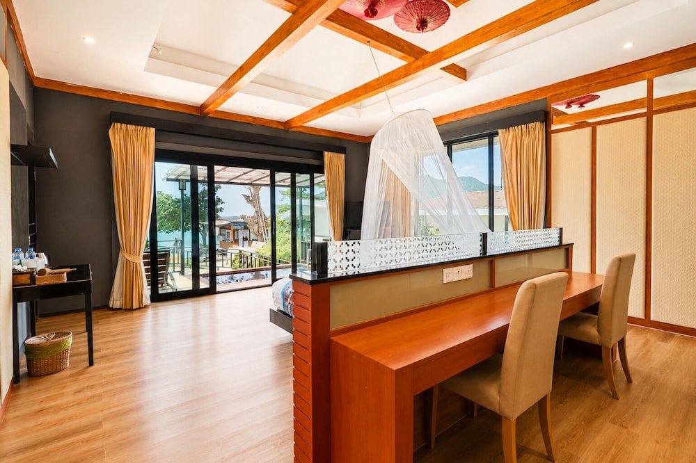Phi Phi Long Beach Resort & Villa 11/50