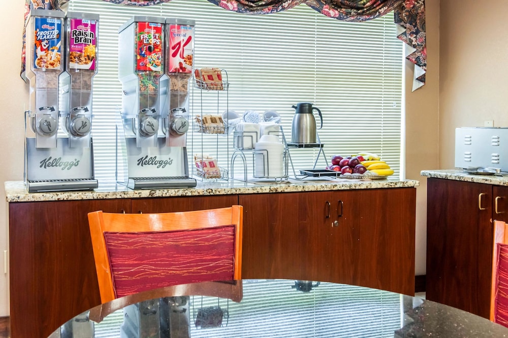 Clarion Inn & Suites Indianapolis Northwest 9/55