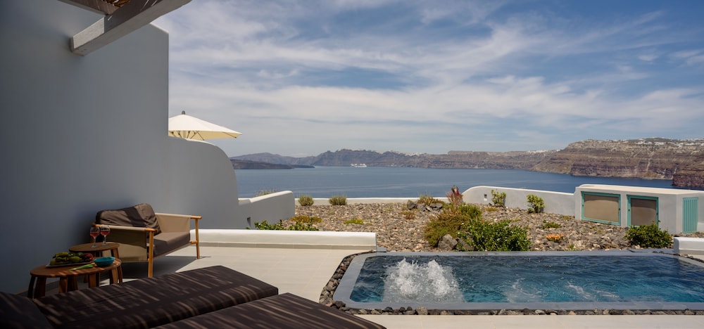 Neptune Luxury Spa Suites 64/72