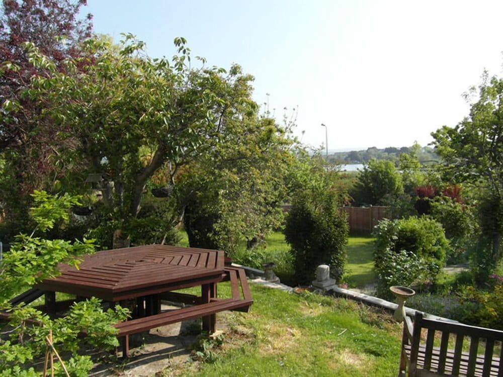 Lakeside Guest House 23/33