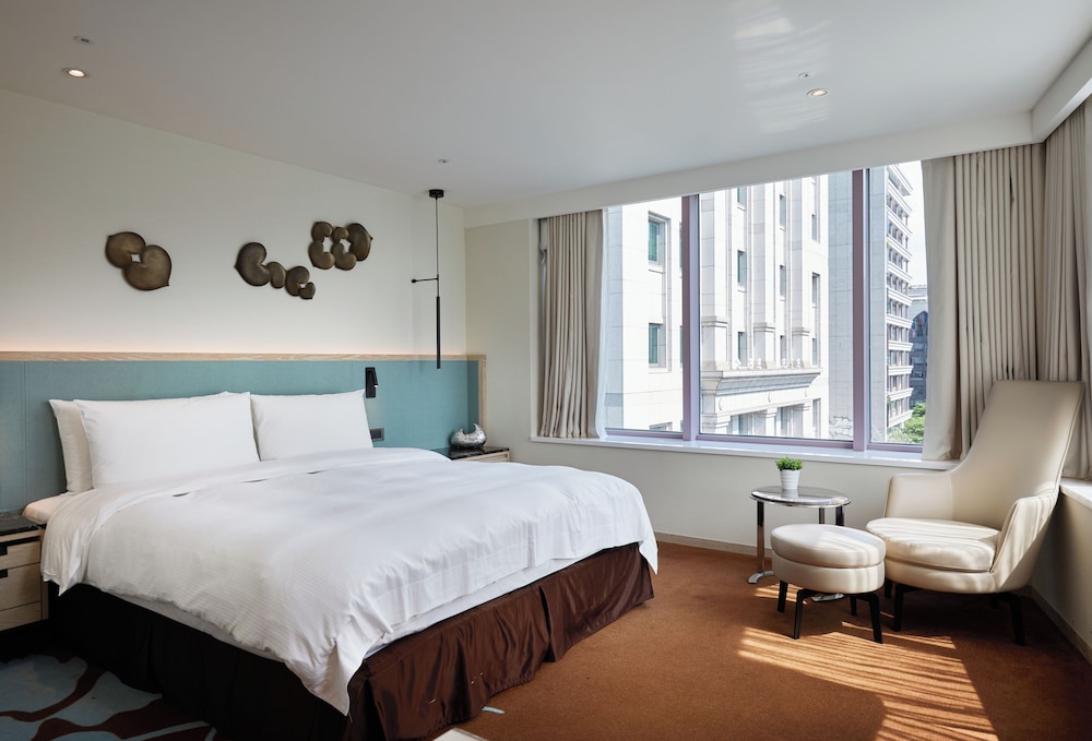 EXECUTIVE  SUITE